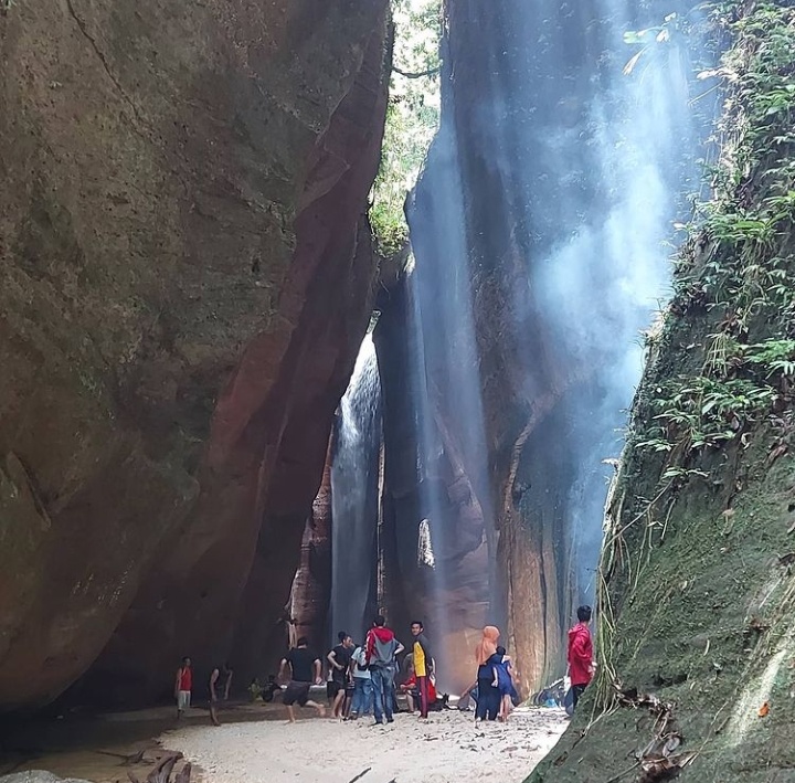 Air Terjun Yang Tersembunyi Terletak Dicelah Dua Tebing Arasynews Com